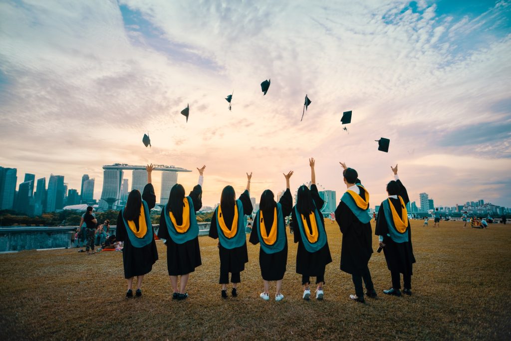 peran alumni administrasi bisnis